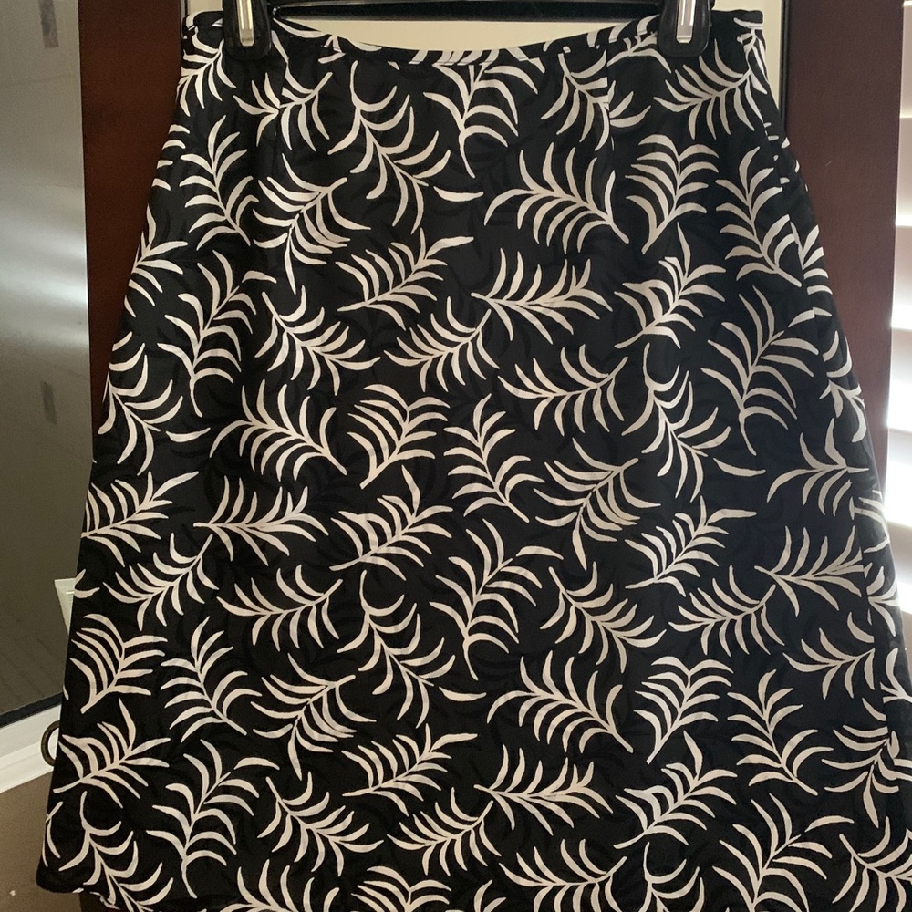 GEOFFREY BEENE SIZE 2 MID LEGNTH SKIRT DOUBLE LAYER BLACK WHITE FLORAL